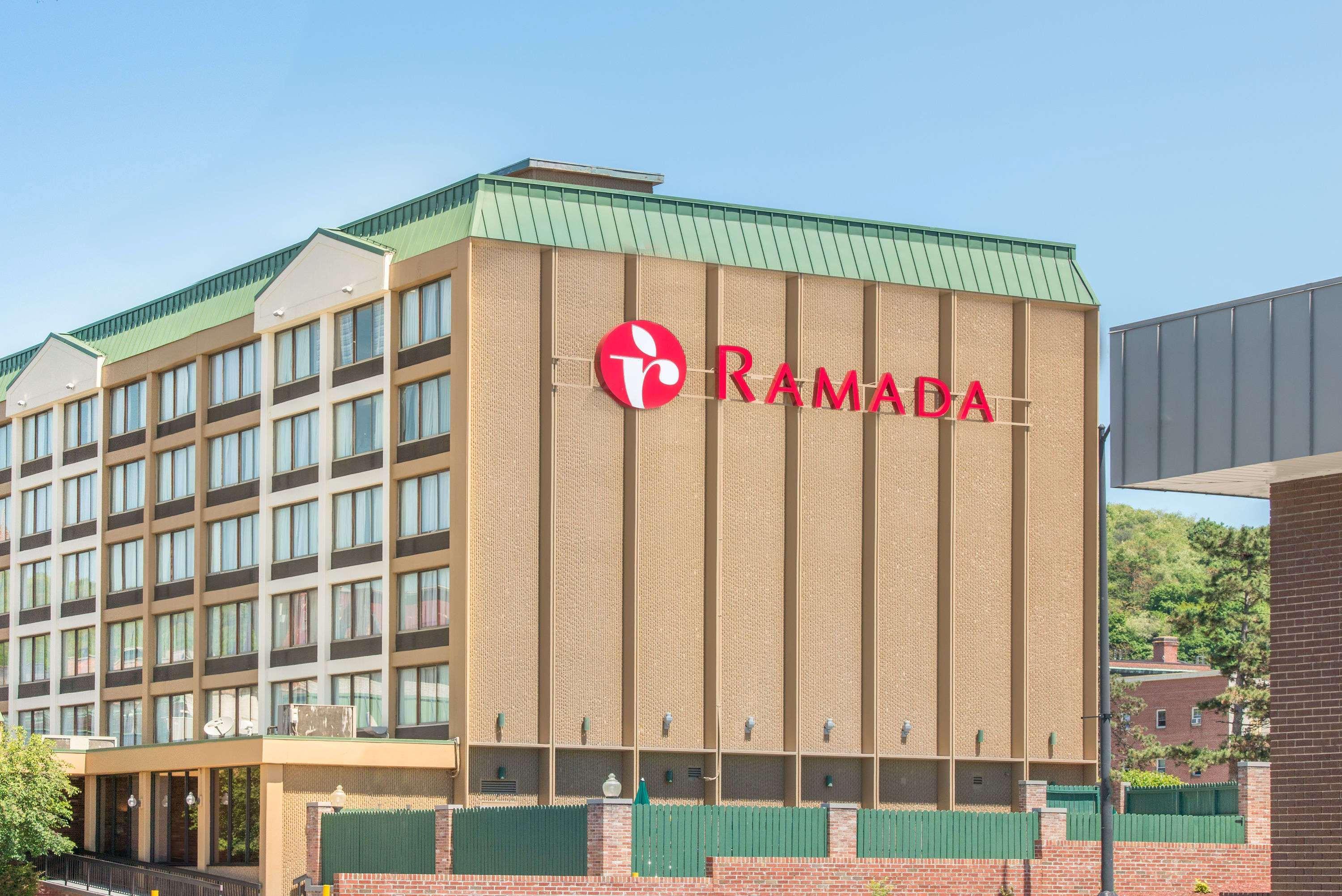 Hotel Ramada By Wyndham Cumberland Downtown Exterior foto